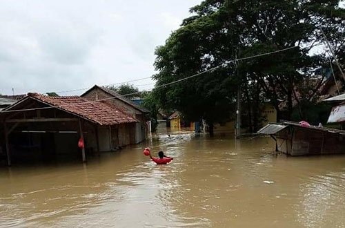 Banjir yang melanda pemukiman warga di Kp. Kalendarwak, Desa Karangsari, Kecamatan Cikarang Timur.