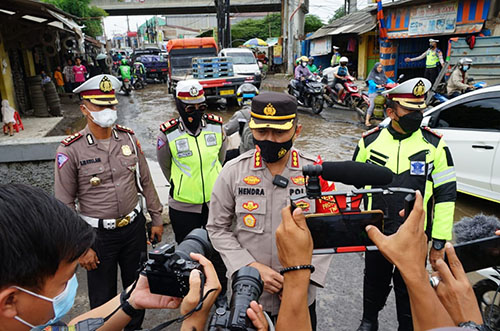 Kapolres Metro Bekasi, Kombes Hendra Gunawan usai memantau kerusakan ruas Jl. Raya Industri di Desa Pasirgombong, Kecamatan Cikarang Utara, Jum'at (19/02) siang.