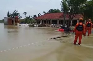 Kondisi air di titik tanggul sungai Citarum yang jebol di Kp. Babakan Banten, Desa Sumberurip, Kecamatan Pebayuran berangsur surut, Selasa (23/02).