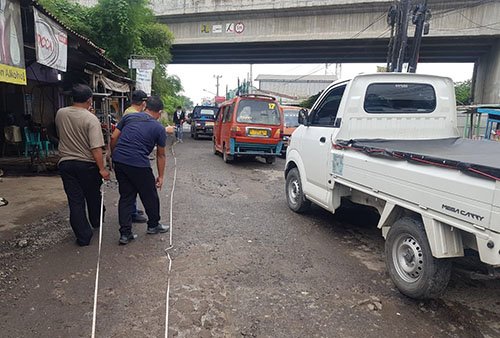 Proses pengukuran jalan yang rusak dan berlubang di Jl. Raya Industri Pasirgombong