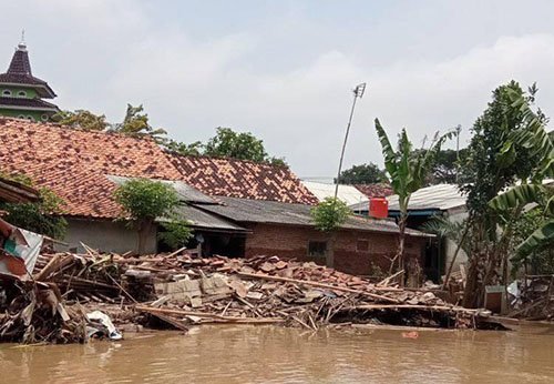 Salah satu rumah warga yang roboh diterjang banjir akibat jebolnya tanggul sungai Citarum di Kp. Babakan Banten, Desa Sumber Urip, Kecamatan Pebayuran awal tahun 2021 lalu.