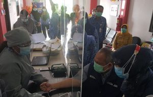 Sekda Jabar, Setiawan Wangsaatmaja saat mencoba mengecek pemeriksaan dengan alkes yang tersedia di Puskesmas Sukamahi,, Rabu (17/02) pagi.