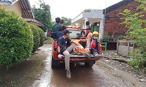 Tim SAR gabungan saat membawa jenazah korban RIS ke rumah duka, Rabu (10/02) pagi.