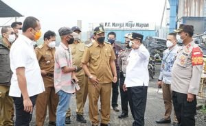 Wakil Gubernur Jawa Barat, Uu Ruzhanul Ulum saat meninjau titik jalan rusak di Jl. Raya Cikarang Cibarusah, Senin (15/02).