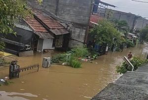 Banjir yang menerjang pemukiman warga di Perumahan Villa Mutiara Wanasari, Kelurahan Wanasari, Kecamatan Cibitung, Jum'at (19/02) pagi.