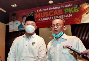 Abdul Kholik (Kanan) didampingi Sekretaris DPC PKB Kabupaten Bekasi, Ahmad Faisal saat ditemui disela-sela Muscab PKB Kabupaten Bekasi, Minggu (07/03).