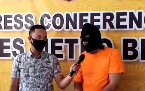Herman alias Ustadz Gondrong saat diamankan petugas Kepolisian Resort Metro Bekasi, Selasa (23/03).
