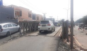 Sejumlah kendaraan melintasi jembatan berbahan rangka baja atau bailey di Jl. Raya Kedungwaringin, Minggu (07/03).