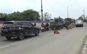 Sejumlah pengendara terjebak kemacetan di jalur Bekasi arah Karawang saat melintas di Jl. Raya Kedungwaringin, akibat adanya pembangunan jembatan yang amblas terdampak banjir beberapa waktu lalu, Jum'at (12/03) pagi.