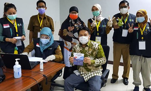 Ketua DPRD Kabupaten Bekasi, BN Holik Qodratullah saat menunjukan kartu vaksinasi Covid-19.