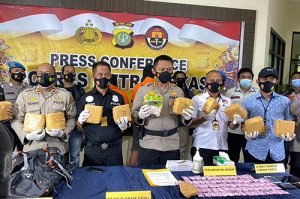 Gelar perkara kasus pembogkaran jaringan narkoba lintar negara di lobi Polres Metro Bekasi, Senin (08/03).