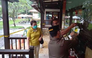 Pembukaan segel di Watreboom Lippo Cikarang oleh personil Satpol PP Kabupaten Bekasi.