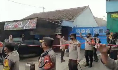 Pasca ledakan, Kapolres Metro Bekasi Kombes Hendra Gunawan meminta masyarakat untuk tidak panik dan tenang. Selain itu anggota kepolisian juga langsung meredam serta mengatur arus kendaraan yang sempat terhenti akibat suara ledakan tersebut.
