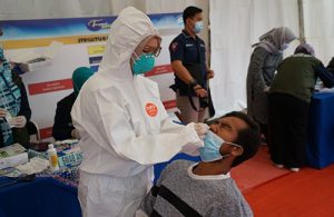 Salah seorang penumpang bus saat menjalani rapid test antigen di Terminal Kalijaya Cikarang, Jum'at (12/03).