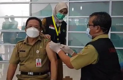 Sekda Kabupaten Bekasi, Uju mengawali vaksinasi tahap kedua yang diperuntukan bagi bagi para petugas pelayanan publik yang dipusatkan di Komplek Stadion Wibawa Mukti, Kelurahan Sertajaya, Kecamatan Cikarang Timur, Senin (01/03).
