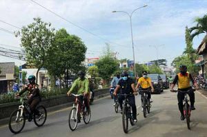 Bupati Bekasi Eka Supria Atmaja bersama jajaran Forkopimda bersepeda bersama melintasi Jl. RE Martadinata Cikarang Kota, meninjau kesiapan Ramadhan 1442 H di Pasar Cikarang, Senin (12/04).