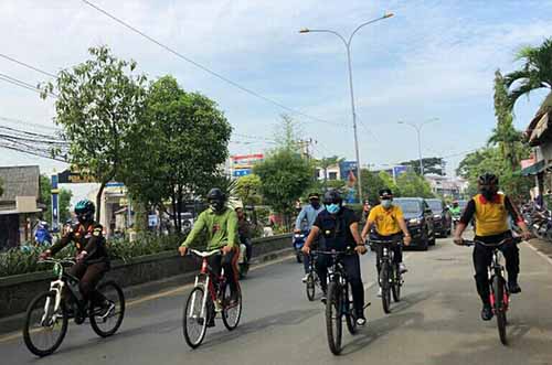 Bupati Bekasi Eka Supria Atmaja bersama jajaran Forkopimda bersepeda bersama melintasi Jl. RE Martadinata Cikarang Kota, meninjau kesiapan Ramadhan 1442 H di Pasar Cikarang, Senin (12/04).