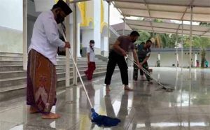 Bupati Bekasi, Eka Supria Atmaja saat memimpin aksi bersih-bersih di Masjid Nurul Hikmah bersama Kapolres Metro Bekasi Kombes Hendra Gunawan, Dandim 0509 Letkol Kav Tofan Tri Anggoro, Jum'at (09/04) pagi.