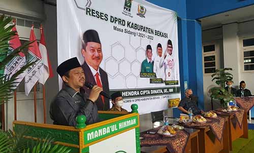 Hendra Cipta Dinata saat menggelar reses atau serap aspirasi masyarakat di Yayasan Man’baul Hikmah, Kecamatan Cikarang Utara, Selasa (06/04).