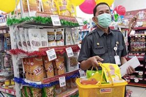 Kepala Dinas Koperasi dan UMKM Kabupaten Bekasi, Iyan Priyatna saat menyambangi pojok UMKM di outlet Alfamart Jababeka - Kelurahan Sertajaya, Kecamatan Cikarang Timur.