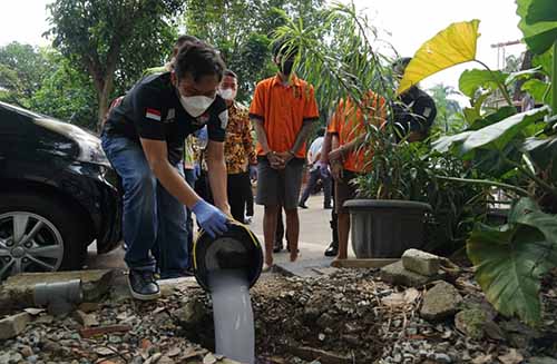 Pemusnahan barang bukti kasus narkoba dilakukan dengan cara dihaluskan menggunakan mesin blender. Setelah halus kemudian dilarutkan ke dalam air mineral dan selanjutnya dibuang ke saluran pembuangan yang telah disiapkan petugas.