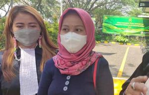 Novi Tranti (19, istri Herman (42) pria gondrong yang sempat viral karena videonya menggandakan uang beberapa waktu lalu