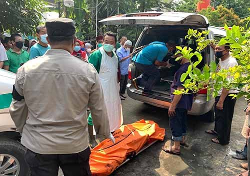 Proses evakuasi jenazah korban kebakaran di di Jalan Melati Ujung 4 no 435/436, Kelurahan Jatimulya, Kecamatan Tambun Selatan, Senin (17/05) pagi.