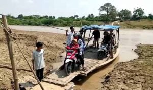 Sejumlah warga tampak dengan leluasa menyebrang dari Kabupaten Bekasi ke Karawang dengan kendaraan roda dua serta tas yang dibawanya tanpa ada pemeriksaan dari petugas, Jum'at (07/05).