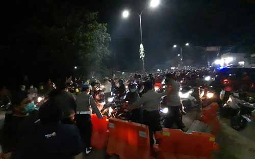 Kepadatan pemudik yang diputar balik di Jalur Pantura, Kedungwaringin, perbatasan Bekasi-Karawang pada Selasa (11/05) malam.