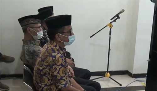 Terdakwa AW bersama ketiga koleganya yakni AR, IF dan SA saat menghadiri sidang lanjutan perkara pemalsuan surat tanah di Pengadilan Negeri Cikarang, Kamis (20/05).