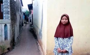 Siti Aminah (11) saat menunjukan lokasi tempat handphonye dijambret orang tak dikenal, Jum'at (28/05).