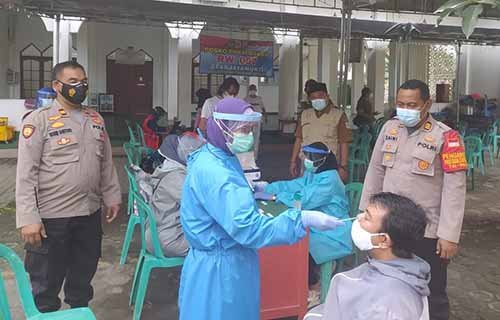 Pelaksaan tes swab antigen bagi para pemudik di posko PPKM Mikro RW 07 Desa Jayamukti, Kecamatan Cikarang Pusat.