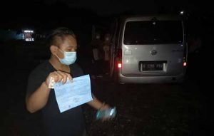 Salah seorang pengemudi travel yang ditilang petugas gabungan di Pos Penyekatan perbatasan Kabupaten Bekasi-Karawang tepatnya di Jalur Pantura Kedungwaringin pada Kamis (06/05) dini hari.