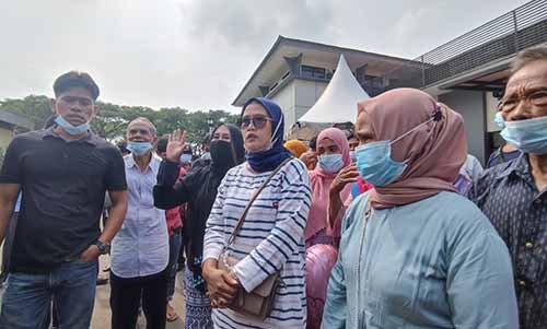 Ahli waris Ontel bin Teran bersama sejumlah warga Desa Taman Rahayu saat medatangi PN Cikarang dan mengungkapkan kekecewan atas tuntutan JPU, Kamis (03/06).