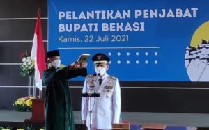 Penjabat Bupati Bekasi Dani Ramdan mengucap sumpah jabatan dalam pelantikan yang digelar virtual, Kamis, 22 Juli 2021