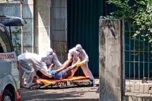 Seorang pekerja yang sedang menjalani isolasi mandiri (isoman) melakukan percobaan bunuh diri dengan cara melompat dari gedung lantai 2 di wilayah Cikarang Utara tempatnya sehari-hari tinggal pada Jum'at (09/07). Pria berinisial DY (45) itu diduga melompat karena frustasi atau stres usai dinyatakan terpapar virus Covid-19.