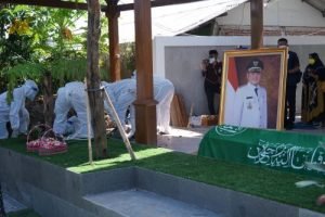 Bupati Eka dimakamkan di pemakaman keluarga masih dalam area kediamannya di RT 01 RW 04 Kp Lemah Abang Desa Waluya, Kecamatan Cikarang Utara dengan menggunakan protokol kesehatan pada Senin (12/07) pagi.