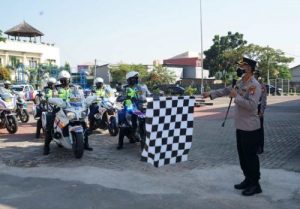 Kapolres Metro Bekasi, Kombes Hendra Gunawan saat melepas Tim Patroli Vaksin, Senin (26/07).