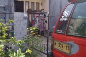 Akibat tidak ada ketersediaan ambulance, pasien Covid-19 di Villa Muatiara Wanasari Kecamatan Cibitung terpaksa di evakuasi ke rumah sakit dengan angkutan umum. Kartini (60) yang mengidap penyakit gula dikabarkan telah mengalami penurunan kesehatan saat menjalani isolasi mandiri (isoman).