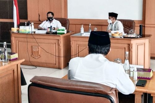 Menteri Dalam Negeri (Mendagri) Tito Karnavian saat melakukan kunjungan kerjanya ke Kabupaten Bekasi, sekaligus memberikan dukungan dan dorongan moril kepada Dani Ramdan usai dilantik menjadi Penjabat (Pj) Bupati Bekasi, Jum’at (23/07).