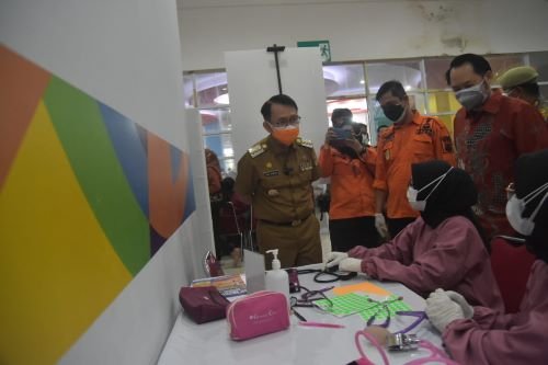 Penjabat Bupati Bekasi membuka kegiatan Sentral Vaksinasi di Stadion Wibawa Mukti, Kecamatan Cikarang Timur, Senin (26/07).