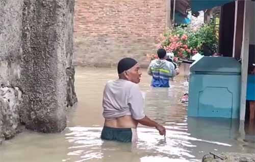 Banjir saat menerjang pemukiman warga yang berada di bantaran Kali Ulu., Selasa (10/08).