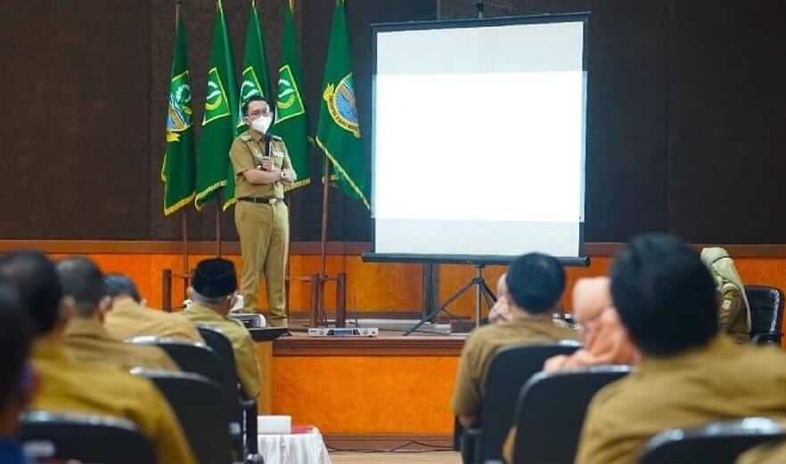 Pj. Bupati Bekasi, Dani Ramdan, saat memimpin Rapat Koordinasi Forkopimda dengan Kepala Perangkat Daerah se-Kabupaten Bekasi, mengenai pembentukan Komite Kebijakan Covid-19.