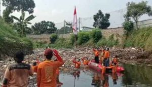 Pengibaran bendera merah putih sekaligus detik-detik proklamasi di 'lautan sampah' Kali Jambe, Kelurahan jatimulya, Kecamatan Tambun Selatan, Selasa (17/08).