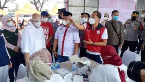 Menteri Koperasi dan UMKM RI, Teten Masduki didampingi Dewan Pembina Papmiso dan Ketua Taruna Merah Putih Kabupaten Bekasi, Nyumarno saat meninjau vaksinasi bagi para pedagang mie & bakso serta pelaku UMKM lainnya, Minggu (08/08).