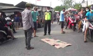 Petugas kepolisian saat melakukan olah TKP di di Jl. Raya Pilar Sukatani, Desa Sukaraya, Kecamatan Karang Bahagia, Jumat (20/08).