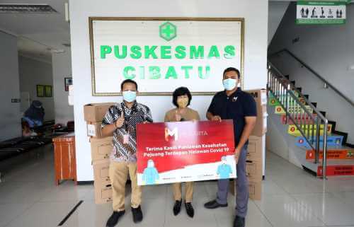 Pendistribusian bantuan berupa APD dan multivitamin bagi para tenaga kesehatan di Puskesmas Cibatu.