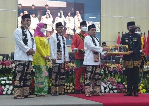 Pj Bupati Bekasi, Dani Ramdan saat menerima cinderamata 'Golok Bekasi' dari pimpinan DPRD saat rapat paripurna istimewa Hari Jadi Kabupaten Bekasi ke 71, Minggu (15/08).