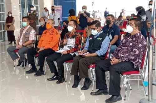 Pj Bupati Bekasi, Dani Ramdan saat menyampaikan laporan capaian vaksinasi secara virtual kepada Gubernur Jawa Barat Ridwan Kamil, langsung dari Sentra Vaksinasi BPBD Jabar di Stadion Wibawa Mukti, Cikarang Timur, Sabtu (28/08).