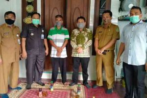 Ketua Dewan Perwakilan Rakyat Daerah (DPRD) Kabupaten Bekasi, BN Holik Qodratullah (ketigas dari kanan) saat menyambangi kediaman Wasit Ridwan, Selasa (03/08).